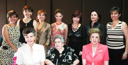 Ana Lucía Fernández Lavín, acompañada de algunas de las asistentes a su despedida de soltera.