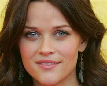 Aquí la actriz Reese Witherspoon quien ganó el premio León de Oro hace tres años, interpreta a una mujer moderna' en 'Vanity Fair'.