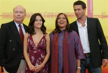Aquí el guionista de 'Vanity Fair' Julian Fellowes, seguido por la actriz  Reese Whiterspoon, la directora hindú Mira Nair y el actor James Purefoy, todos parte de este filme.

'Vanity Fair', la historia de una mujer que desafía las tradiciones clasistas de la Inglaterra del siglo XIX, es una de tres películas estadounidenses que compiten este año por el premio León de Oro en el Festival de Cine de Venecia.