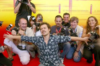 Stefano Accorsi (Centro) posa para promocionar la película 'Wherever you are'.