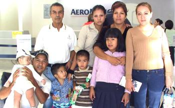 Julia Ahuatzin y Víctor Vargas viajaron a Tlaxcala, los despidió la familia Vargas.