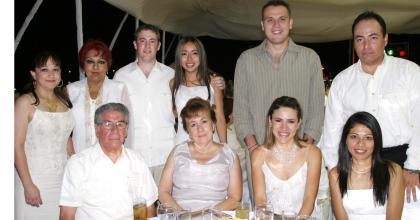 Adriana González, Consuelo Ramírez, Pierre Yves, Nydia González, Fernanada López, Hugo Ruiz, Víctor Gallardo, Sara de Gallardo, Adriana deLópez y Diana  de Ruiz, captados en reciente acontecimiento social.