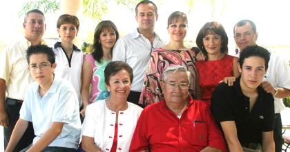 Don Antonio Fernández en compañía de su familia .