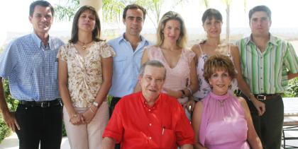 Don Ramón acompañado de su familia, su esposa Josie R. de Iriarte, José Ramón Cabranes,