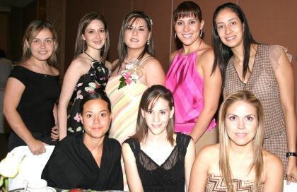 Magda Bernal Flores acompañada de sus amigas, en su despedida de soltera.