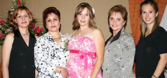Cecilia Quintero de Rodríguez en compañía de Rosalinda Castillo, Ana María de Quintero, Lulú Guerra y Sonia de Quintero, ortganizadoras de su fiesta de regalos.