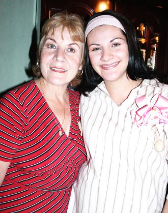 Guadalupe Mesta de morales acompañada de Blanca Frías de Mesta, en la fiesta de regalos que le ofreció en días pasados.