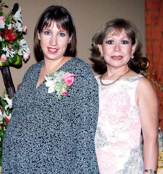 Katy Ortiz de Rodríguez junto a la organizadora de su fiesta de regalos, Rosy Garza de Ortiz.