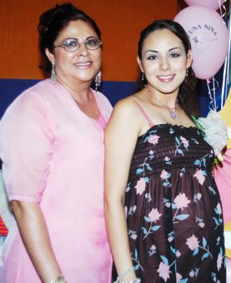 Mónica Ortiz de González acompañada de Adriana Pérez de Ortiz, organizadora de su fiesta de regalos.