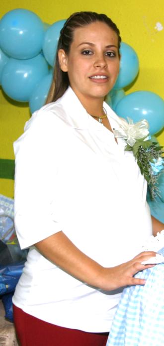 Sandra Lizeth Rodríguez de Saláis recibió numerosos obsequios, en la fiesta de canastilla que se ofreció al bebé que espera.