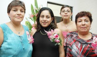 Anna Lilian Guzmán de Rivas en compañía de Élida Orona de Guzmán, Raquel Ávalos de Rivas y Anett Rivas Ávalos, en su fiesta de regalos.
