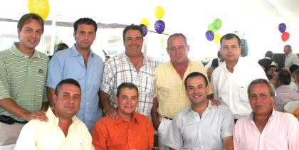 Grupo de amigos asistentes al festejo de cumpleñaos de los señores Ramón Iriarte y antonio Fernández, quienes celebraron sus respectivos anomásticos rodeados de sus familiares y amistades más cercanas.
