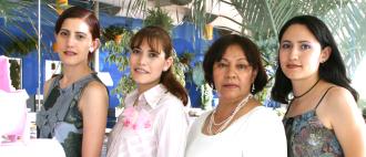  07 de Septiembre de 2004

Nancy de Muro, en compañía de las damas organizadoras de su fiesta de regalos, realizada en días pasados.
