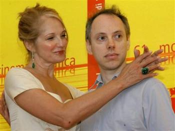 La actriz Ellen Barkin (Izq.), junto al director Todd Solondz en la presentación se su película 
'Palindromes'.