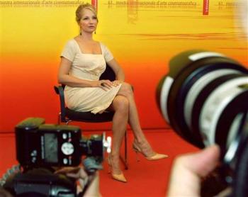 07 de septiembre
Aquí posa para los periodistas Ellen Barkin.