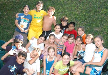 Astrid Algara Martínez, acompañada de sus amigos y primos en su fiesta de cumpleñaos número 12.