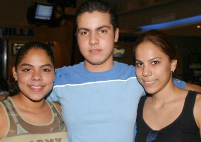 Anaís Polendo, Luis Jorge y Laura Simental.