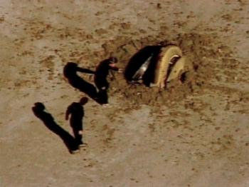 El plan cinematográfico, y sin precedentes en la exploración civil del espacio, era que se desplegaría un paracaídas plano, similar a un parapente, que frenaría la caída de la cápsula, y los helicópteros se turnarían en los intentos parar capturarla en el aire.