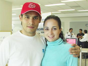 Fernando González viajó a Cancún y fue despedido por Lucia Hernández.