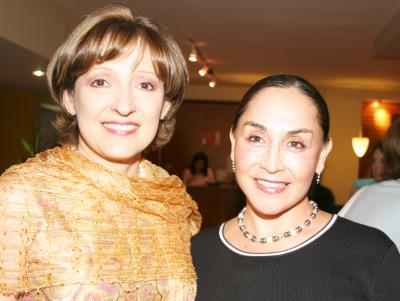 Tere de Herrera y Lupita de Barrios.
