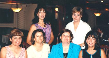 Caro M. de García acompañada de Laura de Robles, Martha de Chibli, Caro de García, Caty de Bejarano, Patty de Alburquerque y Sandra de Fausto, en el desayuno que le ofrecieron por su cumpleñaos.