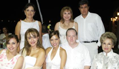 Julia Meléndez, Sandra de Ramírez, Luly Guzmán, Graciela Villalobos, Martha de Madero, Alfredo Madero y Olga García de Garza.
