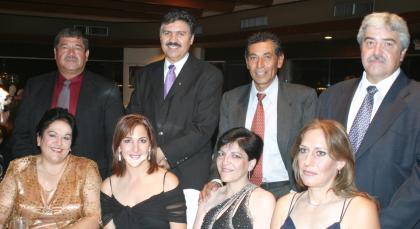  09 de Septiembre de 2004

Salvador y Corina Godoy, Carlos y Yolanda Trasfí, Gabriel y Olga Ramos, Enrique y Mayela Ramos, en reciente acontecimiento de boda.