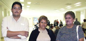 María del Carmen Vásquez viajó a Tijjuana y fue despedida por Esther Vásquez y César Arias.