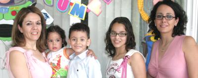 Diego Alberto Jáuregui Chibli acompañado de Gloria Chibli, Ana Chibli, Ana Gloria Jáuregui y Miranda Chibli, en su fiesta de cumpleaños.