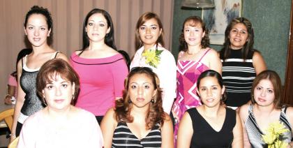Elba Mariana Lara Gándara, en compañía de algunas asistentes a su despedida de soltera.