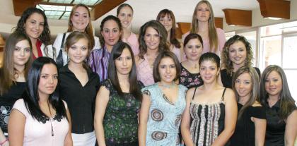 Gabriela del Bosque Dávalos acompañada de sus amigas, en su despedida de soltera.