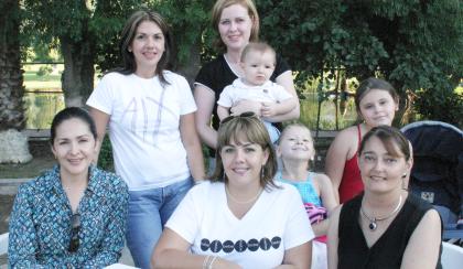Lorena de Hernández, Paty Sánchez, Luly de Rodríguez, Elena de Campos, Naima de Mexen, Namita y Marcelo Mexsen.