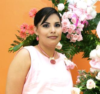 Cecilia Campos recibió sinceras felicitaciones, en la fiesta de regalos que le ofrecieron por el próximo nacimiento de su bebé.