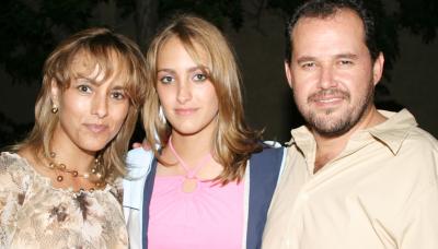 Alejandra Izaguirre Alatorre acompañada de Fernando Izaguirre Valdes y Alejandra Alatorre de Izaguirre, en su convivio de cumpleaños.