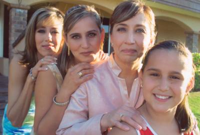 Elizabeth Segura Delgado junto  a Rocío Segura, Carmen Selgado y Denisse Llorens y Denisse Llorens, hermana, mamá y sobrina, respectivamente.