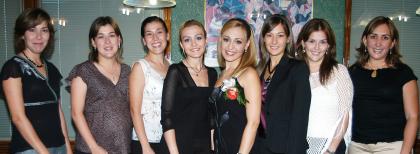 Ileana Alejandra García Ríos, acompañada de sus amigas en su despedida de soltera.