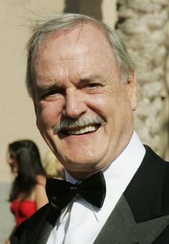 John Cleese posa a su llegada.

Este hombre ha sido una activo actor de teatro, televisión y cine.