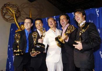Ted Allen, Jai Rodíguez, Carson Kressley, Thom Filicia and Kyan Douglas celbran el premio al Mejor Reality Show 'Queer Eye For the Straight Guy'.