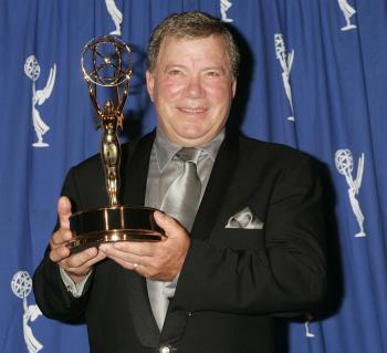 William Shatner ganó el premio de Actor Invitado en Drama por la serie 'The practice'.