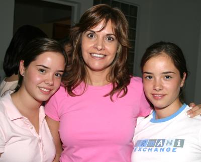 Malule Veyán de Pérez junto a sus hijas Ana Luisa pérez.