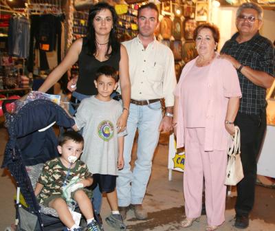 D Paty y Pedro Revuelta, Guillermo y Patricia Rivera y los niños Pedro y Emilio Revuelta.