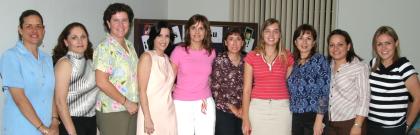 Las coordinadoras Claudia de Von Bertrab y Malú de López junto a otras damas colaboradoras de los clubes Goré y Juvé.