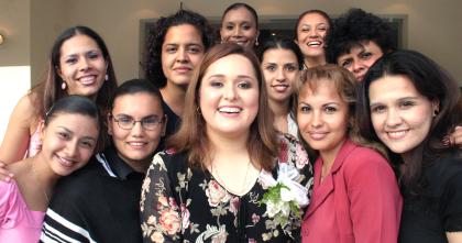 Lilia Hernández Veloz, acompañada de algunas de las asitentes a su depedida de solter