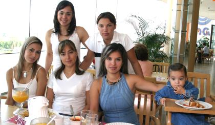 Pilar de Ramos, Susy Silos, Laura de Olmos, Rodrigo Gamboa, Lilia de Gutiérrez y Fernanada Gutiérrez