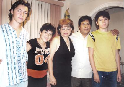 Rosanelia Martínez de Anaya en compañía de Roberto Ayala y de sus hijos Gerardo, Roberto y Karen, en su convivio de cumpleaños..
