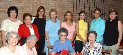El Club de Mujeres Profesionistas se reunieron para festejar a Noemí Marín y Cristina de Monfort por sus respectivos cumpleaño