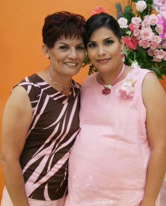 Cecilia Campos junto a Irma Rivera de Jurado, organizadora de su fiesta de regalos.