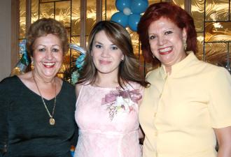 Edna Páez de Cepeda junto a guadalupe Máynez de Cepeda, organizadoras de su fiesta de regalos.
