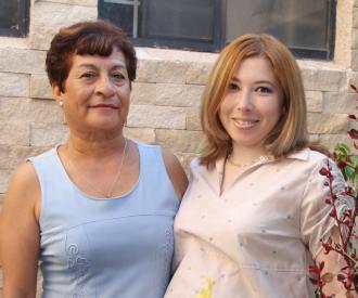 Mary Arroyo de Ramírez junto a Sonia Domínguez de Ramírez, organizadora de su fiesta de regalos.