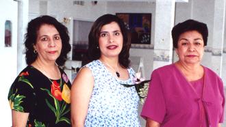  12 de Septiembre de 2004

Magda Reyes de Romero junto a Magda Campos dfe Reyes y Socorro Gallardo de Romero, organizadoras de su fiesta de regalos.